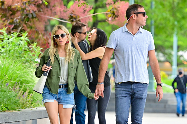 Сиенна Миллер спровоцировала слухи о новом романе со своим близким другом Звездные пары