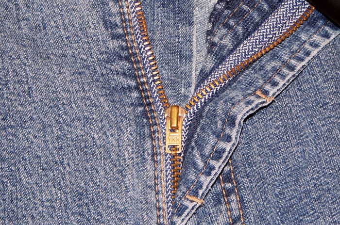 Резинка удалит микрочастички грязи, и молния заработает / Фото: fb.ru Резинка удалит микрочастички грязи, и молния заработает / Фото: fb.ru