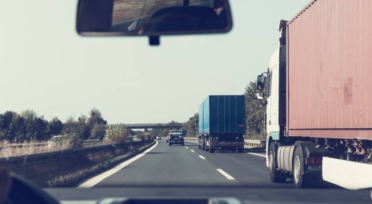 Российским перевозчикам рекомендовали не повышать тарифы на доставку продуктов