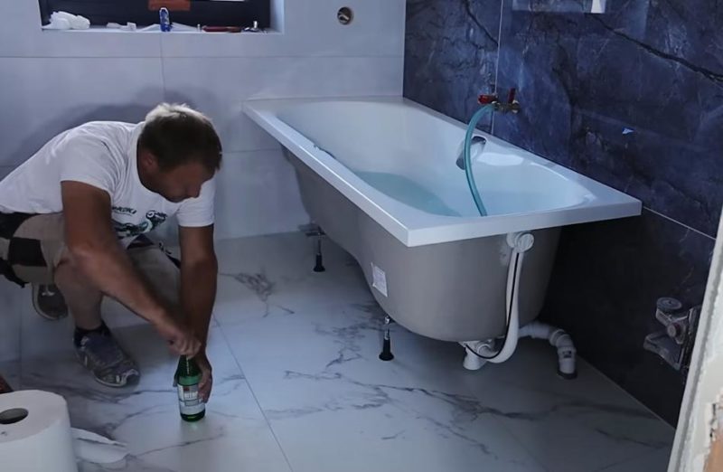 Экран под ванной из строительной плиты и керамической плитки