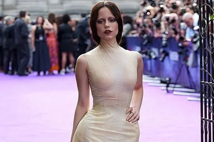 Деталь на платье Дженны Ортеги на премьере сериала привлекла внимание журналистов