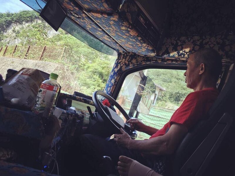 По дорогам Японии колесит самый красивый дальнобойщик По дорогам Японии колесит самый красивый дальнобойщик