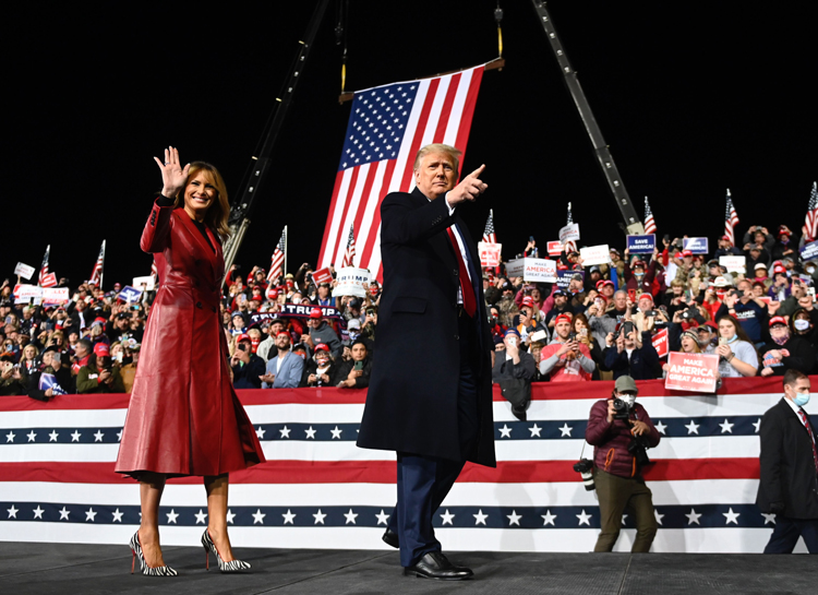 Ухожу красиво: Мелания Трамп надела красное кожаное пальто на митинг в Джорджии Ухожу красиво: Мелания Трамп надела красное кожаное пальто на митинг в Джорджии Мода,Стиль звезд