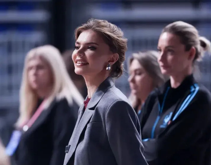 Алина Кабаева появилась на турнире по гимнастике в элегантных образах