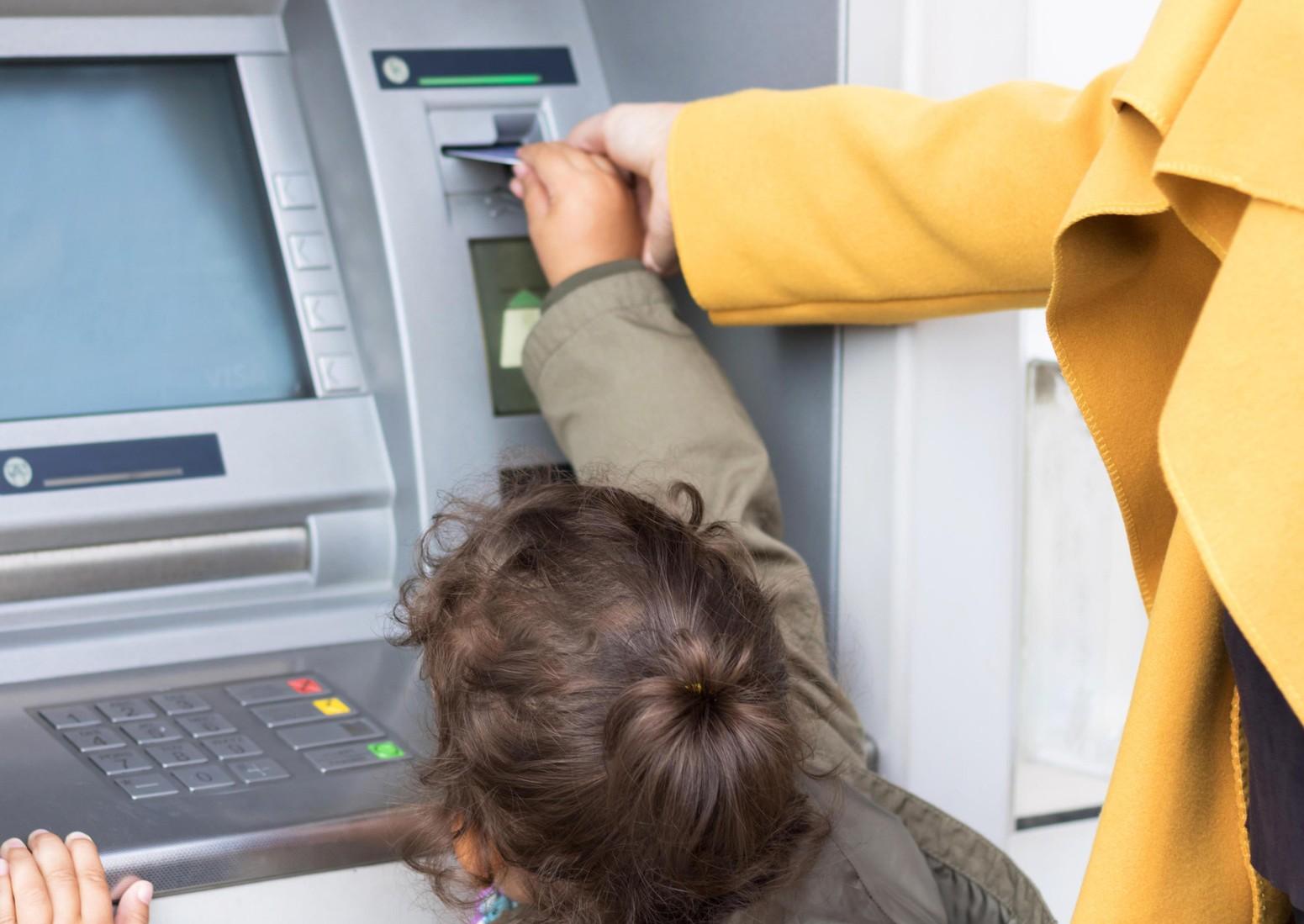 «Платила ребенку за хорошие оценки, теперь ничего не хочет делать без денег» ребенка, будет, ребенок, денег, ребенку, деньги, можно, родители, семьи, рублей, оценки, отношения, поощрения, платить, систему, вознаграждение, должны, возможно, учиться, случае