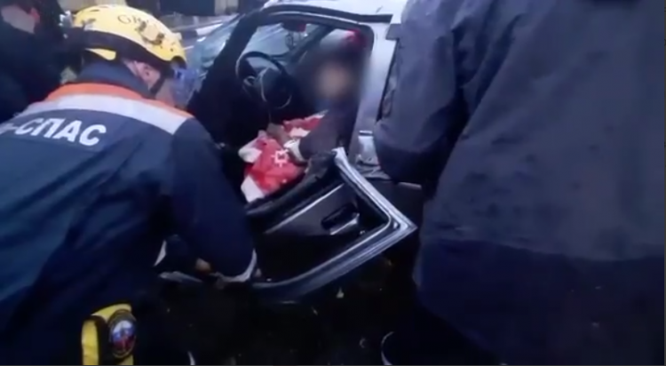 В Сочи произошло страшное ДТП: водителя легковушки пришлось вырезать из искореженного авто