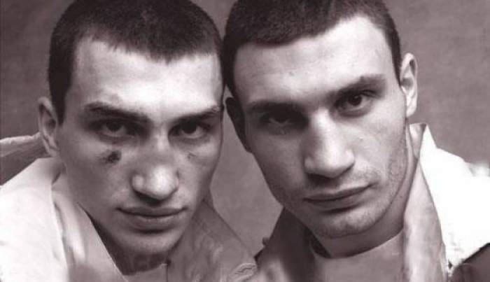 Спортсмены-боксеры Владимир и Виталий Кличко задолго до политической карьеры старшего брата, который в 2014 году занял должность мэра Киева.