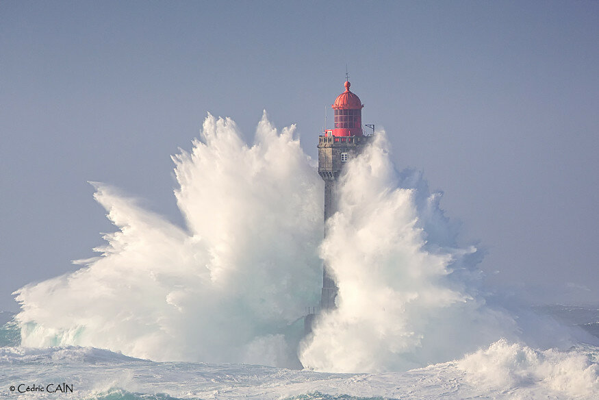 Успел скрыться за долю секунды до 30 метровой волны : как смотрители маяка сходили с ума от ужаса во время шторм