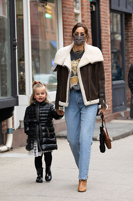 Уличный стиль знаменитости: Ирина Шейк в футболке с Бритни Спирс на прогулке с дочерью Леей Звездный стиль