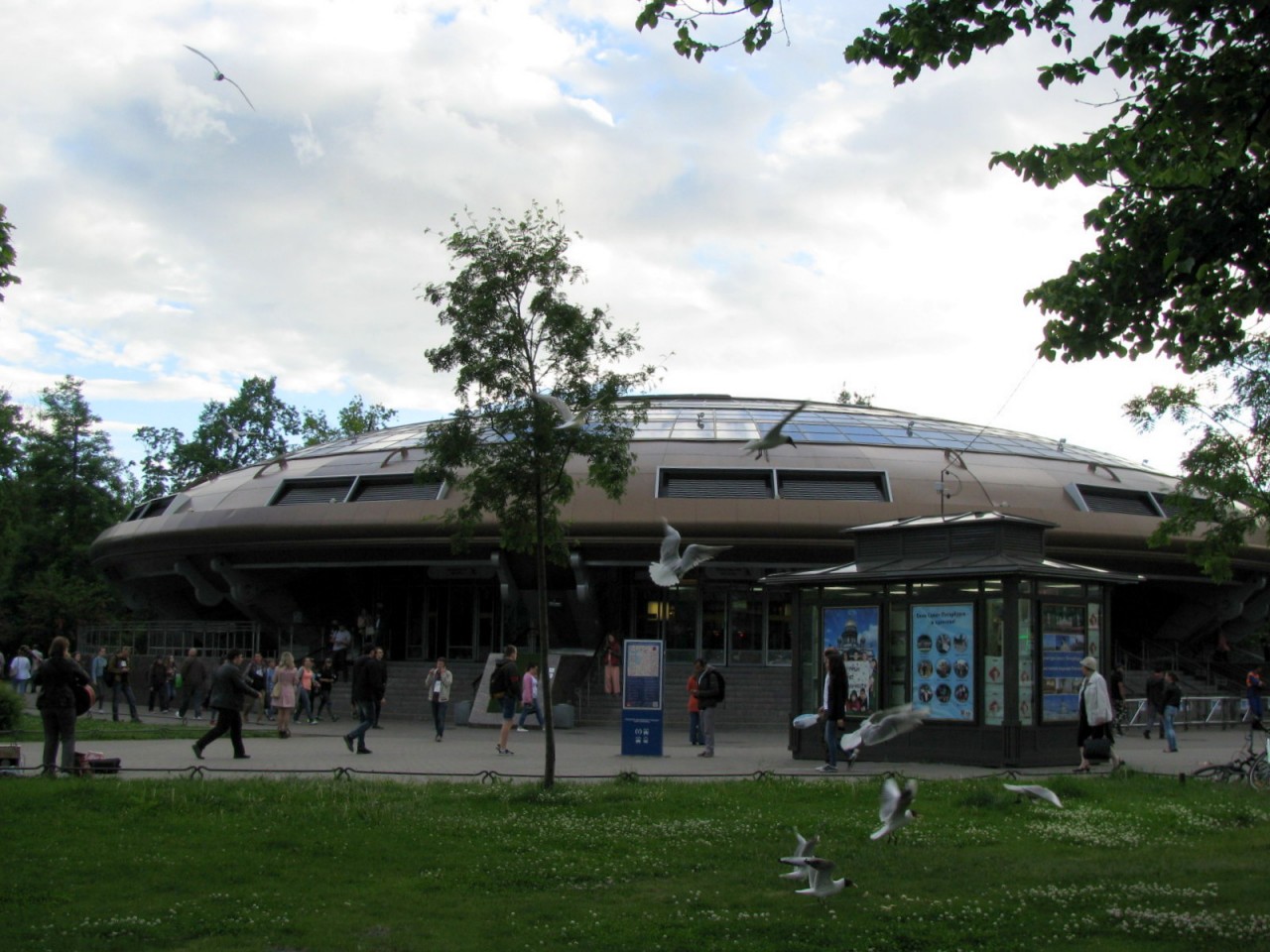 горьковская станция метро санкт петербург