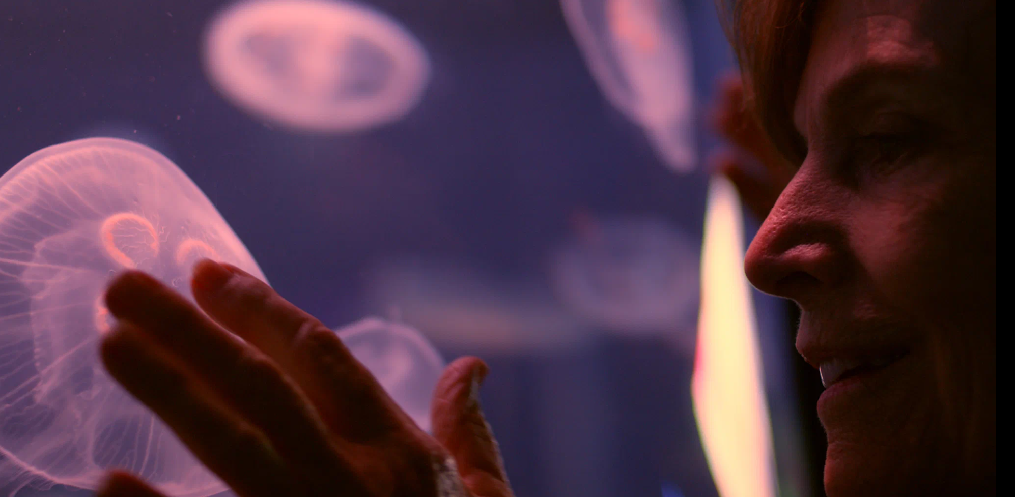 Девушка-серфер на волне