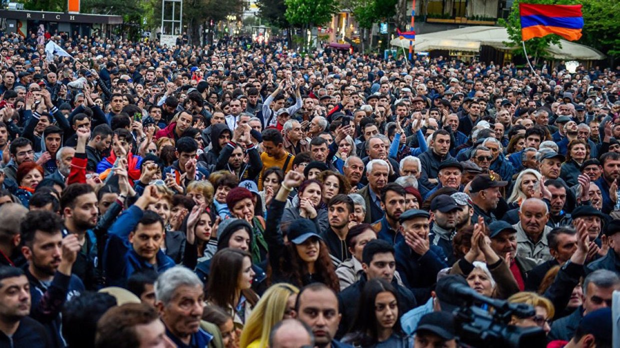 Жители еревана. Толпа азербайджанцев. Толпа в Армении. Армения люди. Массовые движения.