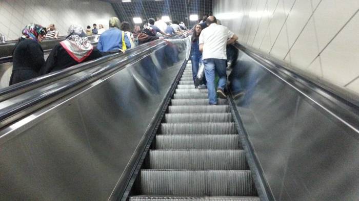 Почему поручень эскалатора в метро движется быстрее ступенек