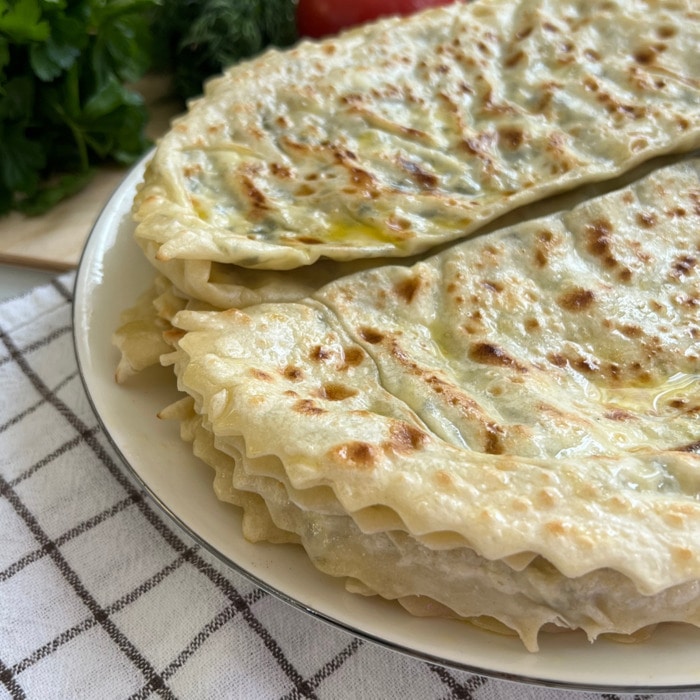 Лепешки с творогом и зеленью лепешки, можно, зеленью, тесто, соединить, обрезать, защипнуть, накрыть, начинку, выложить, половинку, пласт, ножом ШАГ, раскатать, кусочки, порционные, разделить, 35Тесто, посолить ШАГ, фигурным