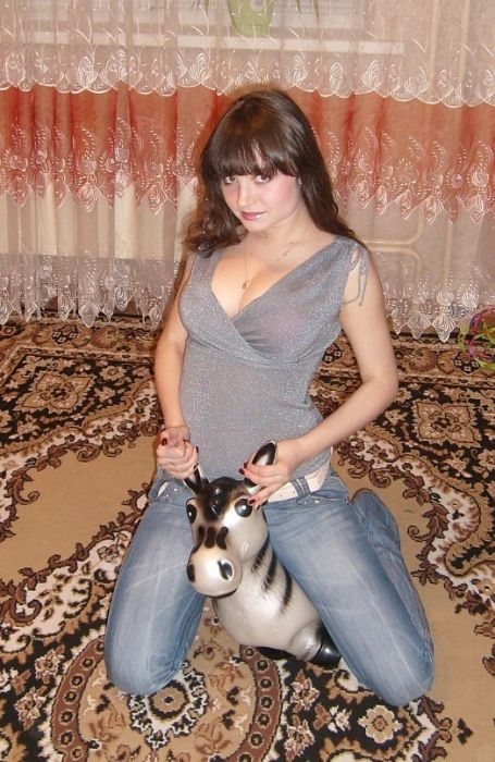 Девушки фотографируются в уютной домашней обстановке Девушки фотографируются в уютной домашней обстановке