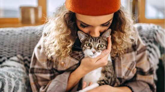 Что на самом деле чувствует кошка, когда ее целует человек