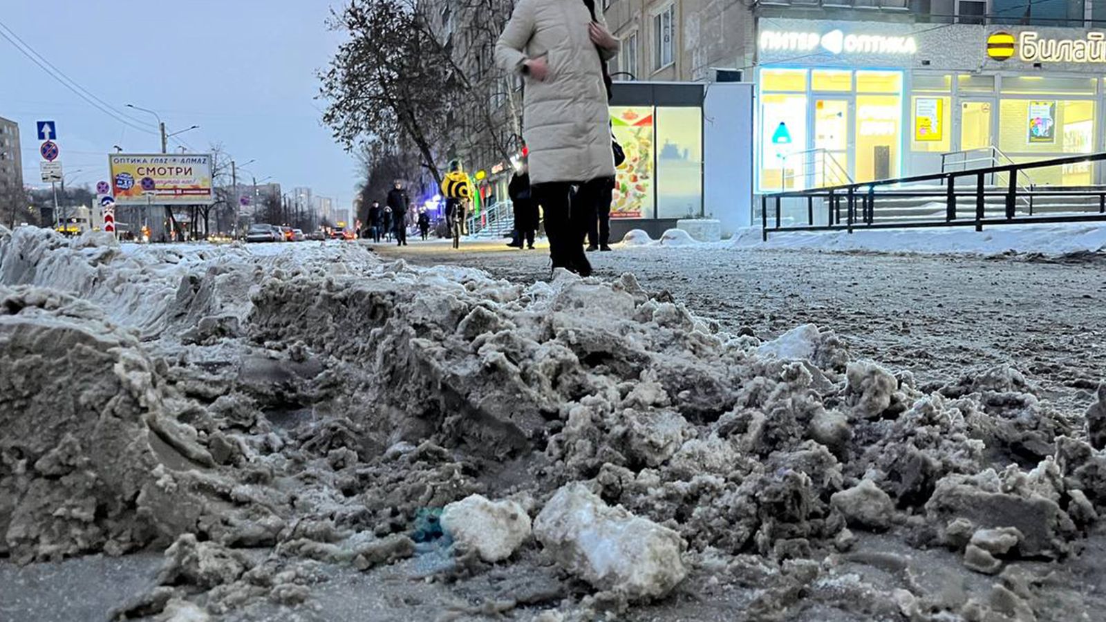 Неубранный снег на дорогах и огромные сугробы омрачили субботнее утро петербуржцев