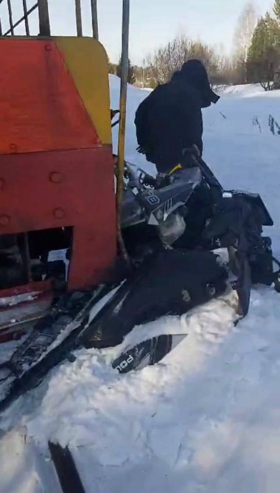 Мужчина на снегоходе врезался в поезд в Челябинской области