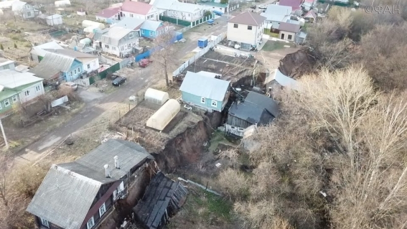 Земля уходит из-под ног: в Нижегородской области деревня медленно сползает в яму