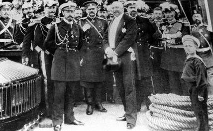 На фото: Николай II (слева на первом плане),президент Французской Республики Феликс-Франсуа Фор (справа на первом плане), прибывший с официальным визитом, великий князь Владимир Александрович (в центре на втором плане)