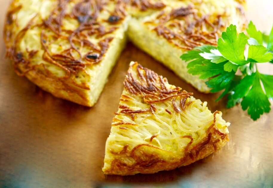Пататник - картофельный пирог с брынзой и сливочным маслом.