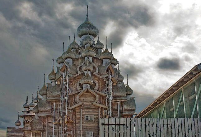 Деревянная церковь в Кижах/ © dp.ru