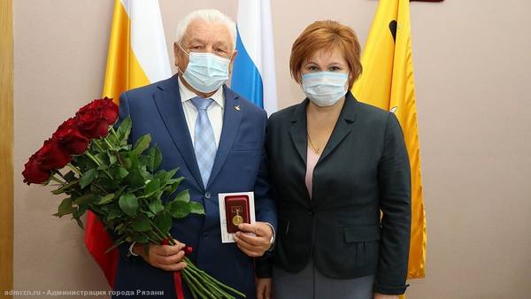 Елена Сорокина вручила памятный знак почетному гражданину Рязанской области