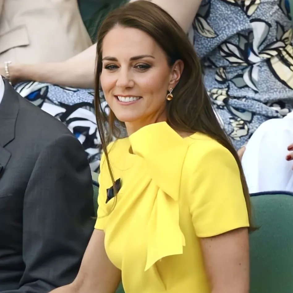 Кейт Миддлтон в ярком платье наградила россиянку, победившую в финале Уимблдона