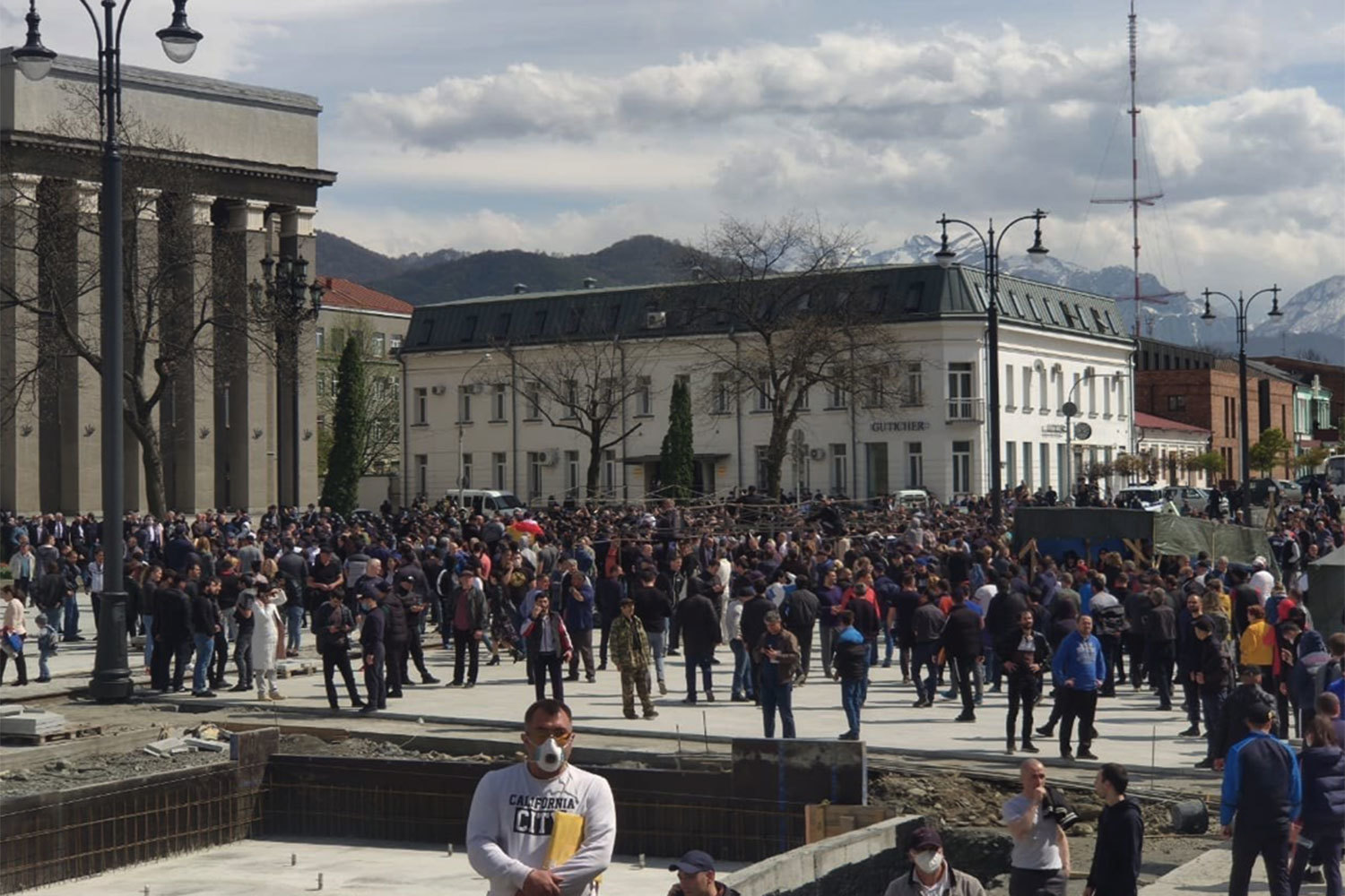 Площадь свободы владикавказ. Митинг 2020 Владикавказ. Митинг во Владикавказе 20 апреля 2020. Антиковидный митинг во Владикавказе. Владикавказ площадь свободы 2020.