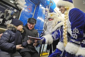 Праздничный поезд к Новому году можно увидеть на станции «Комсомольская». Фото: Александр Кожохин, «Вечерняя Москва»
