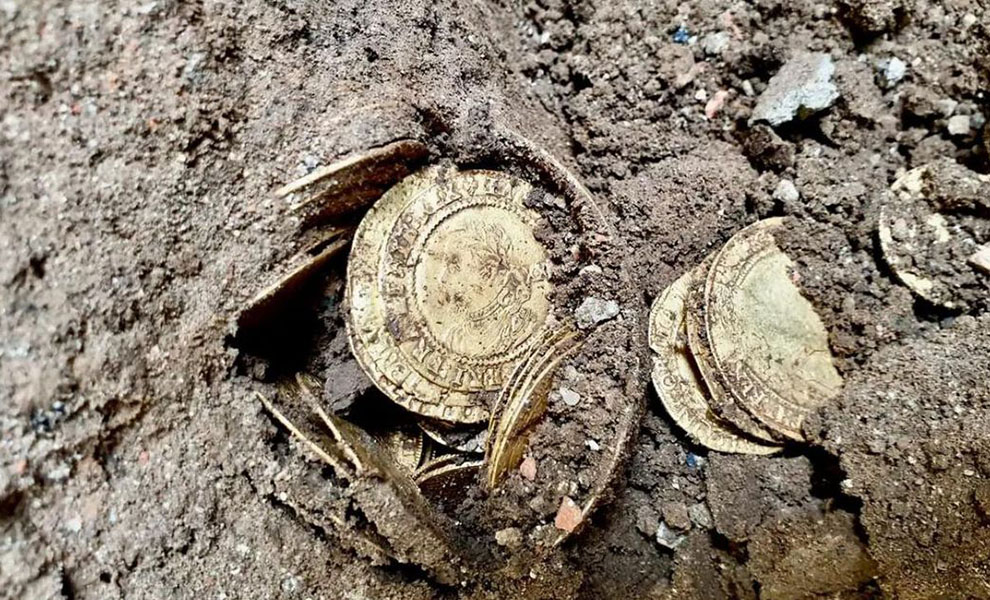 Семья решила переложить полы у себя в доме и нашла в земле банку с золотыми монетами возрастом 300 лет