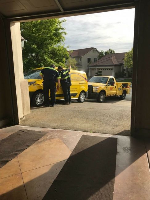 Я позвони в фирму "AAA-help", чтобы они помогли достать ключи из моей заблокированной машины.