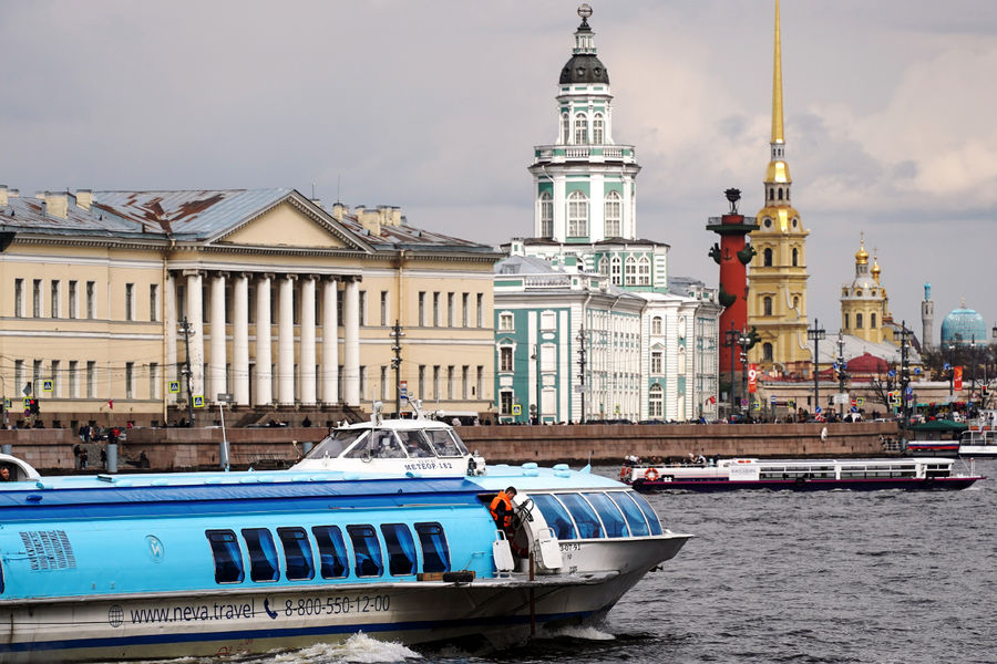 Shot: у Литейного моста в Петербурге столкнулись теплоход и экскурсионное судно