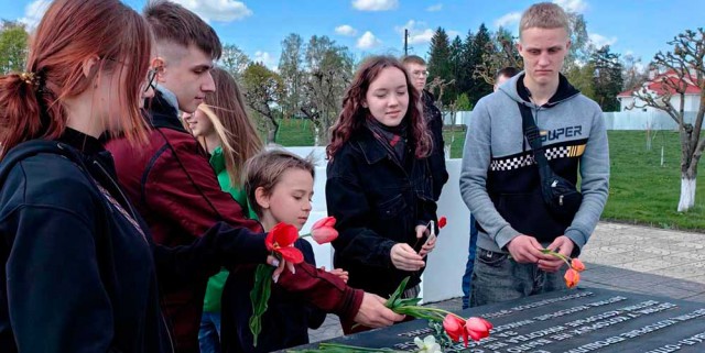 Молодежь воскресной школы при Николо-Софийском храме г. Бобруйска посетила архитектурный памятник XIX в. в аг. Красный Берег.