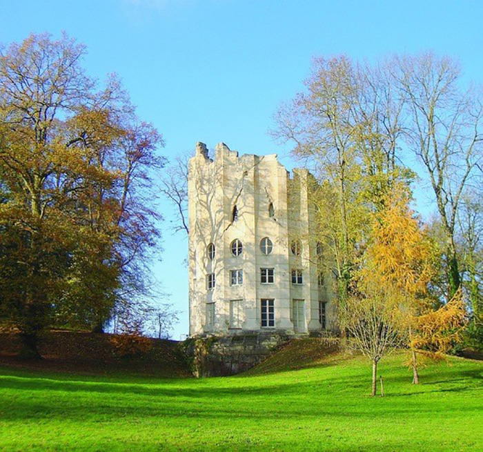 Разрушенная колонна, местами высотой до 25 м, была главной резиденцией Франсуа де Монвиля.