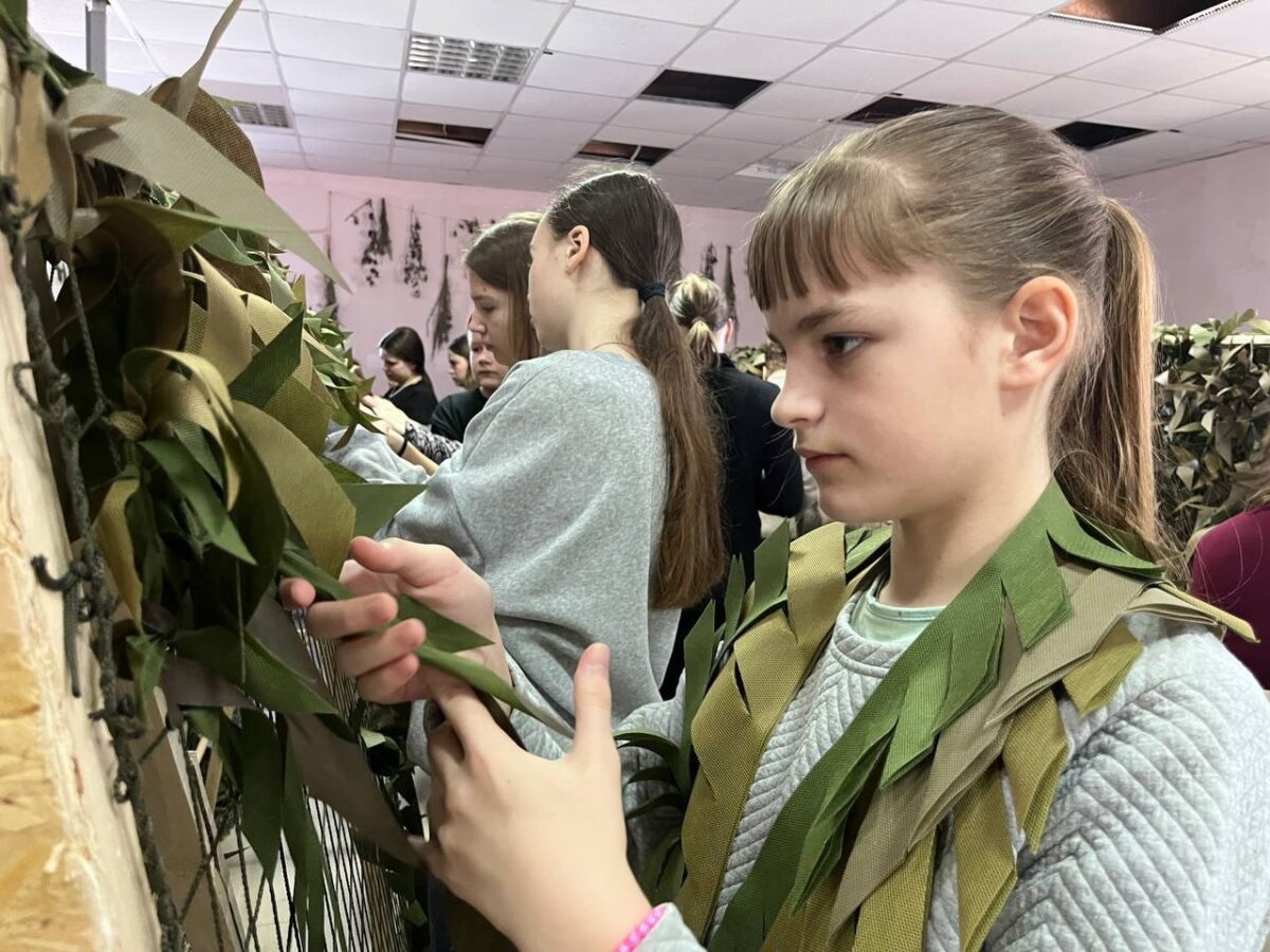 Лихославльские школьники помогли сплести маскировочные сети для нужд СВО