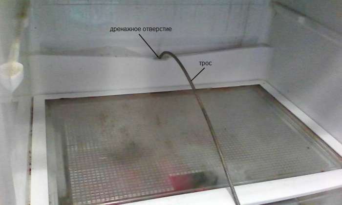 Сливное отверстие в холодильнике. /Фото: dokakodm.ucoz.ru