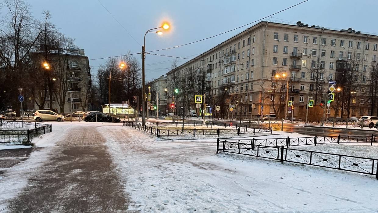 Петербург 25 ноября. Снежный Питер. Снег в СПБ. Снежные улицы Москвы. Снег на улице фото.