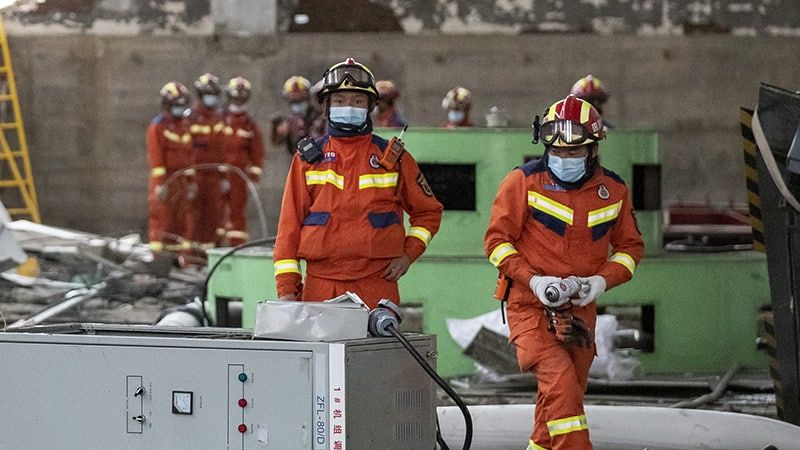 Спасательная операция завершена. Взрыв фон. Взрыв у берегов Китая. Железнодорожная авария в Харбине, Китай, в 2011 году. Человек идет на фоне взрыва.