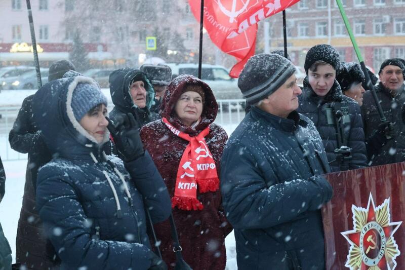 Митинг КПРФ в честь 108-й годовщины Октябрьской революции / Фото: Екатерина Смолихина / amic.ru