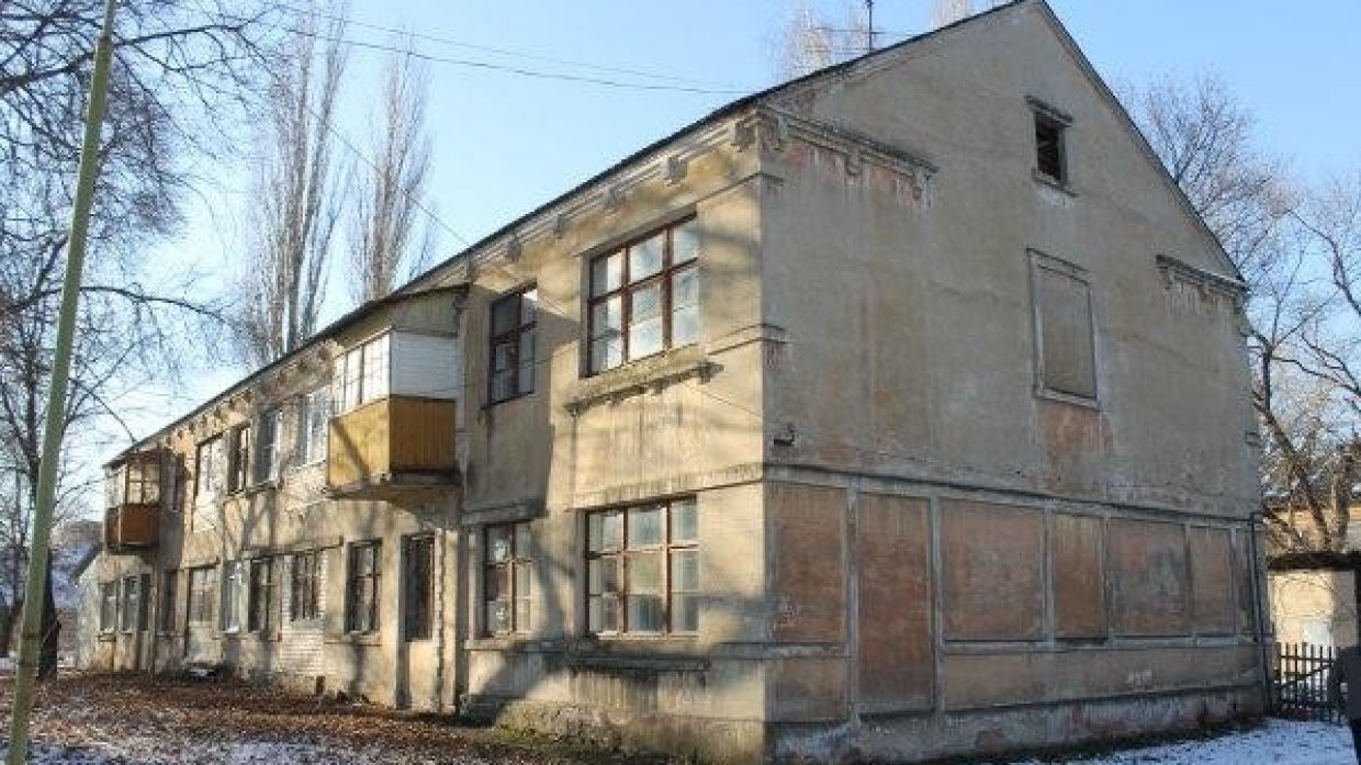 В центре Воронежа люди живут в здании под угрозой обрушения