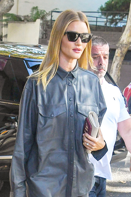 Уличный стиль знаменитости: Рози Хантингтон-Уайтли в брючном костюме на прогулке в Сиднее Уличный стиль знаменитости: Рози Хантингтон-Уайтли в брючном костюме на прогулке в Сиднее Звездный стиль