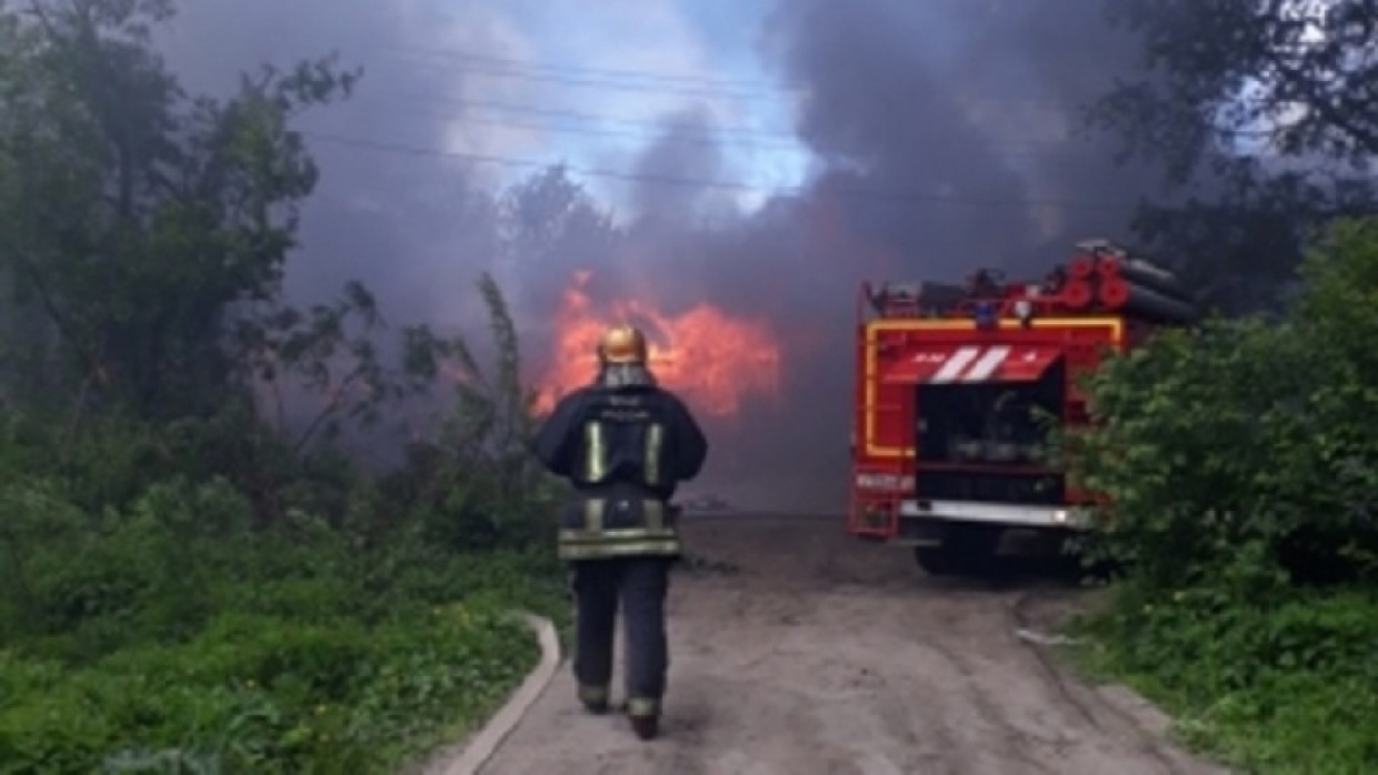 Автомобиль Skoda вспыхнул в Василеостровском районе Петербурга Происшествия