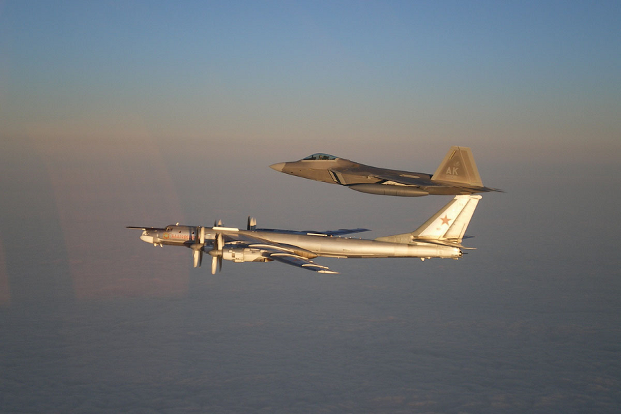 Ту-95 и F-22.png