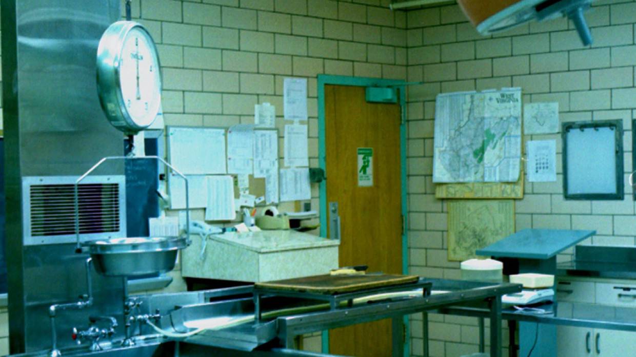 Пьяный мужчина на юге Красноярского края проник в морг и повредил трупы