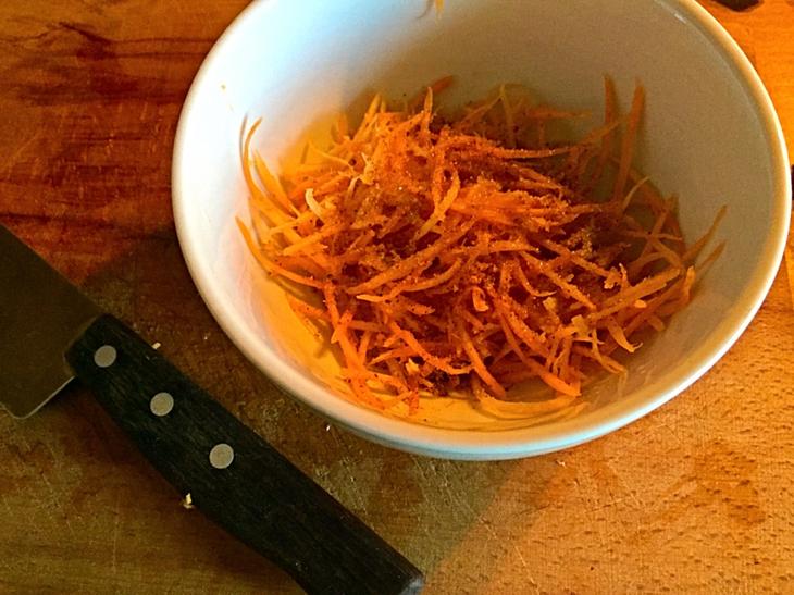 Быстрые малосольные огурцы с пикантной морковью