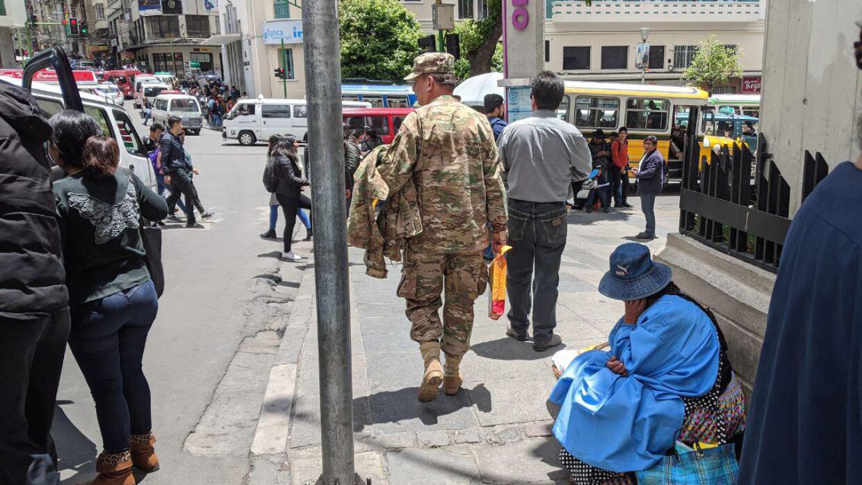 Американский солдат на улицах Боливии.