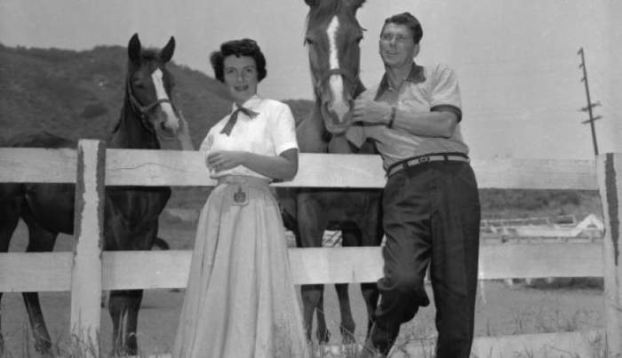 На снимке 1956 года Рейган и его супруга Нэнси стоят возле своих лошадей на ранчо в Калифорнии, а спустя 25 лет он победил на выборах и стал 40-м президентом США.