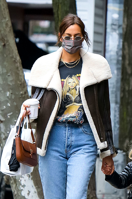 Уличный стиль знаменитости: Ирина Шейк в футболке с Бритни Спирс на прогулке с дочерью Леей Уличный стиль знаменитости: Ирина Шейк в футболке с Бритни Спирс на прогулке с дочерью Леей Звездный стиль