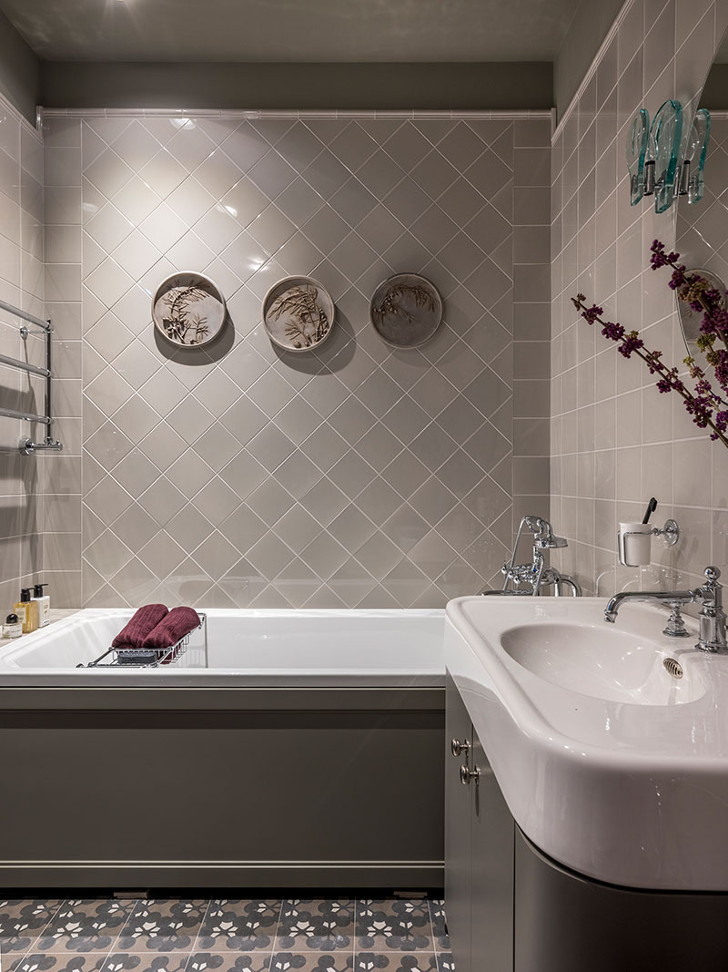 Глубокие оттенки и спрятанная спальня: необычная квартира студентки в Москве интерьер и дизайн